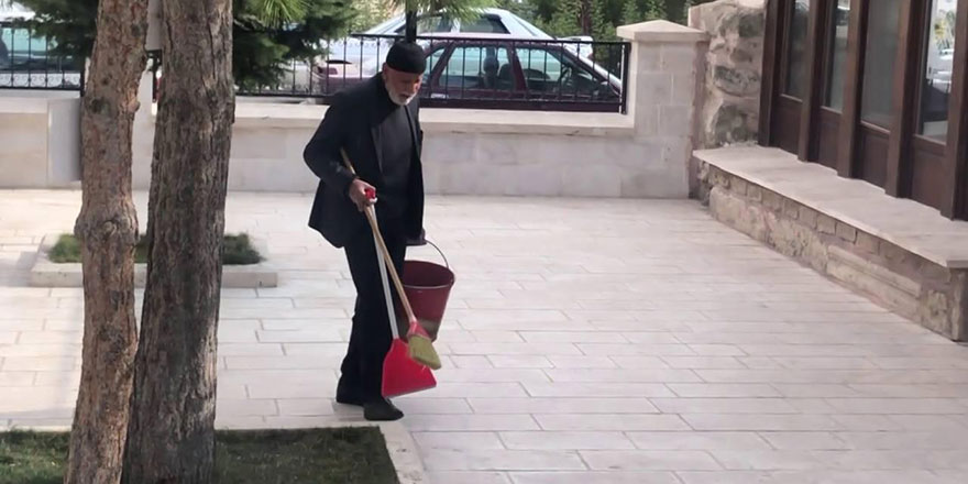 85 yaşındaki amca her gün gönüllü olarak cami bahçesini temizliyor