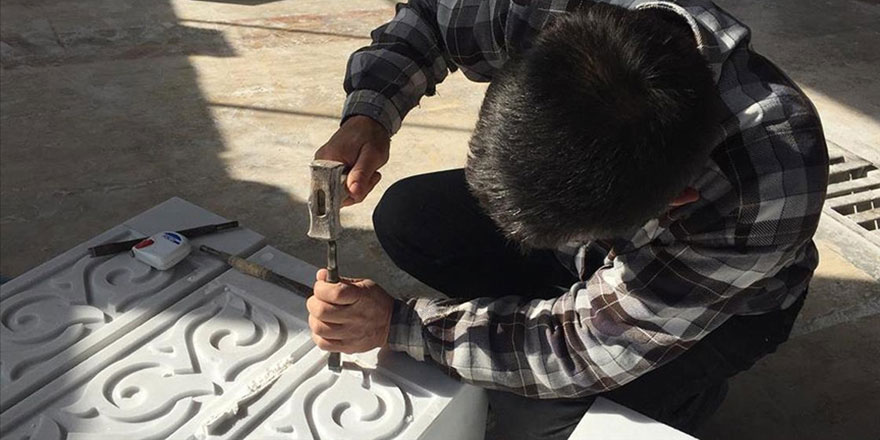 İslam taş işleme sanatının geometrik şekillerini elleriyle mermere işliyor
