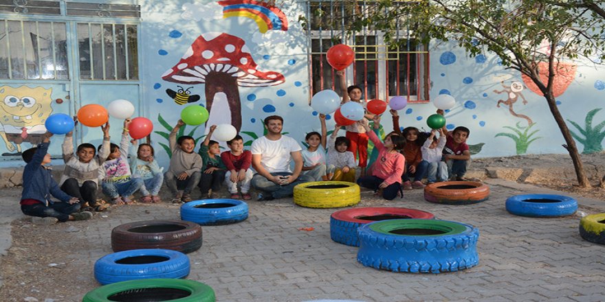 Şanlıurfa'da gönüllü öğretmen ve öğrenciler okul binalarını boyayarak güzelleştiriyor