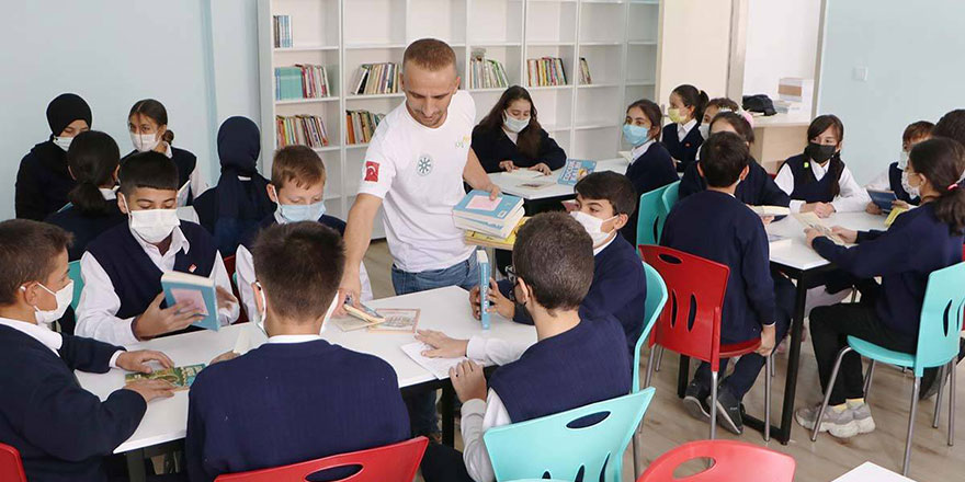 Erzurumlu öğretmen 18 ilde 35 kütüphane kurulmasına vesile oldu