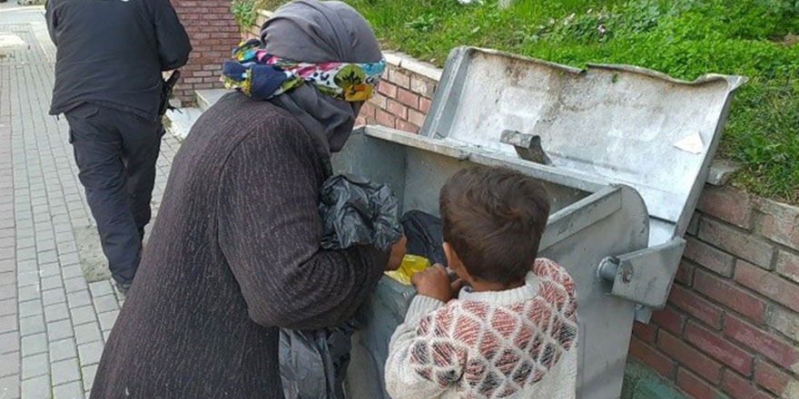 Çöp toplayan Afgan kadından, aç gözlülere ders olacak insanlık dersi