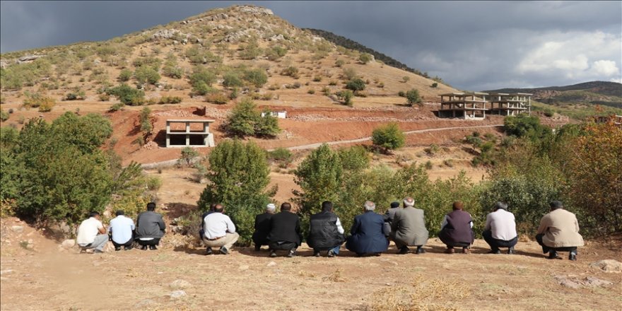 Huzura kavuşan köylerine 30 yıl sonra döndüler