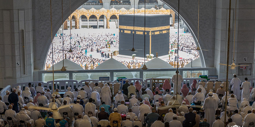 Kabe'de sosyal mesafesiz ilk cuma namazı