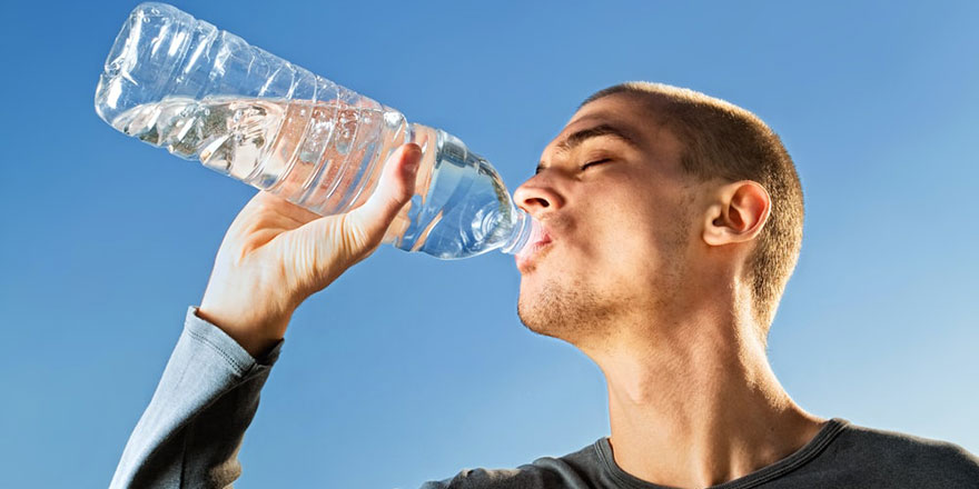 Ayakta su içmenin vücuda verdiği 4 zarar