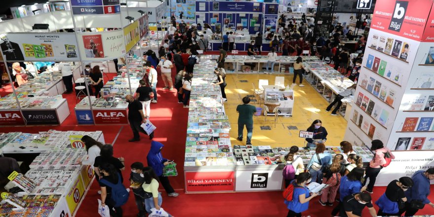 11. Antalya Kitap Fuarı'na ziyaretçi ilgisi sürüyor