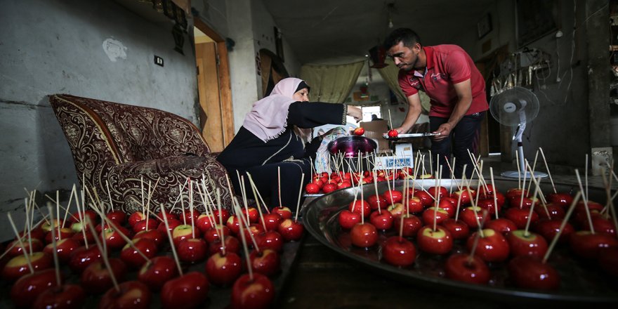 Gazze'de 13 nüfuslu aile elma şekeri satarak geçinmeye çalışıyor