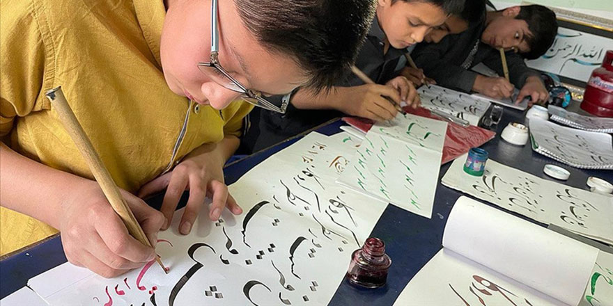 Küçük hattatlar Afganistan'daki zorluklara rağmen sanattan vazgeçmiyor