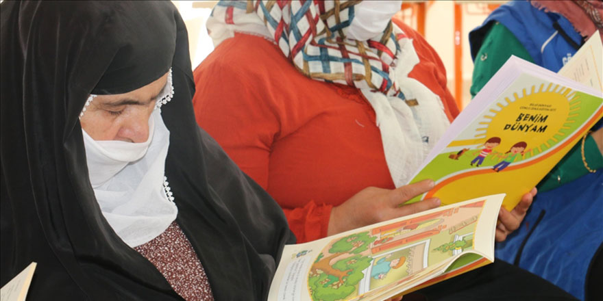 Okuma yazmayı 75 yaşında öğrendi, 'kitap' etkinliklerini kaçırmıyor