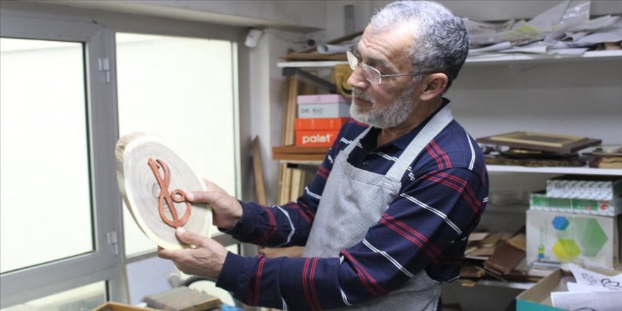 Manisalı naht sanatkarı, sergiden elde ettiği geliri üniversite öğrencilerine bağışlıyor