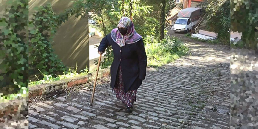 78 yaşındaki Huriye teyze Kur'an öğrenmek için her gün yokuş çıkıyor