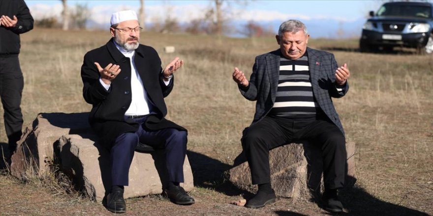 Diyanet İşleri Başkanı Erbaş, Şuşa'da Cıdır Ovası’nda şehitler için dua etti
