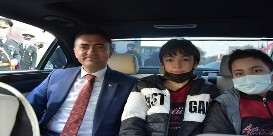 Vali iki ortaokul öğrencisini makam aracıyla gezdirdi
