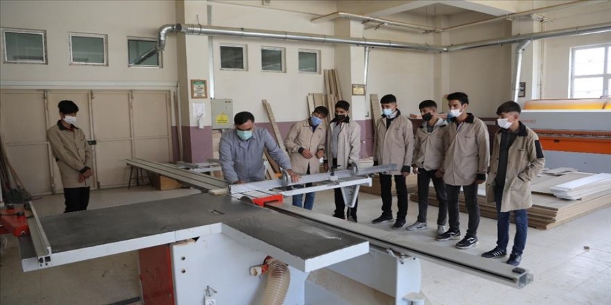 Bingöl'deki meslek lisesi mobilya sektörünün usta ihtiyacını karşılıyor