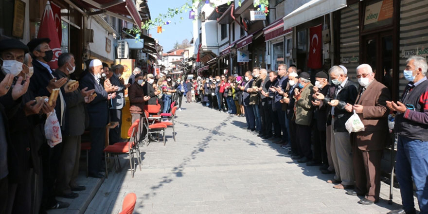 7 asırdır her cuma yapılan esnaf duası geleneği sürdürülüyor