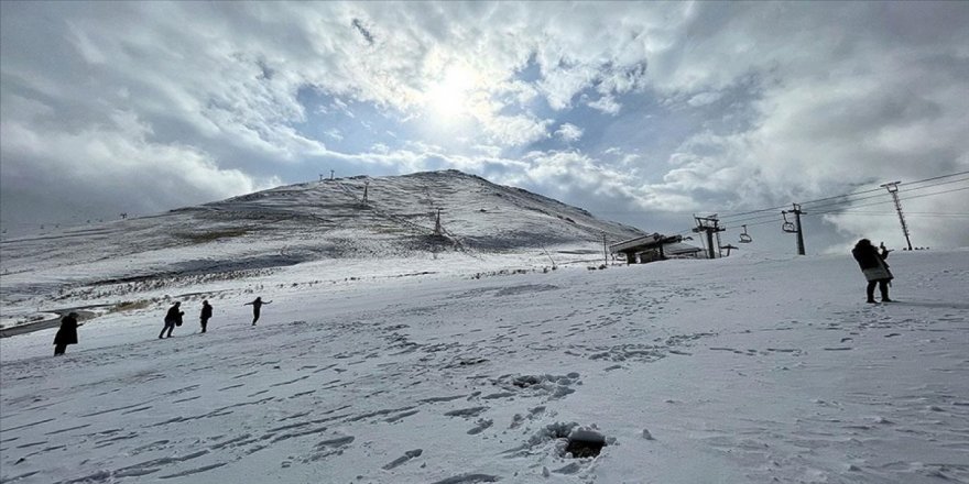 Palandöken'in zirvesi yeniden bembeyaz