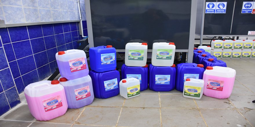 'Kimya fabrikası' gibi çalışan lise ürünlerini satışa sunuyor