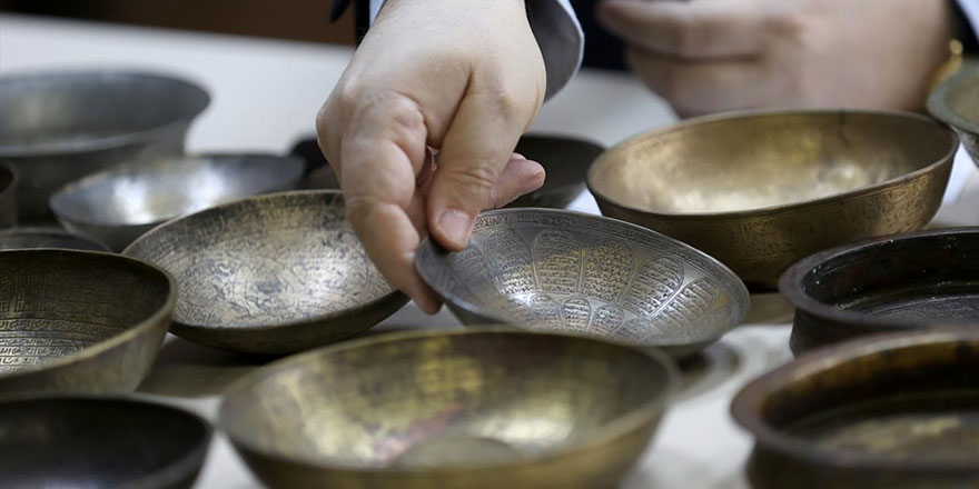 Suyu duayla buluşturan 'şifa tası'nda yazılan ayetler ve sureler