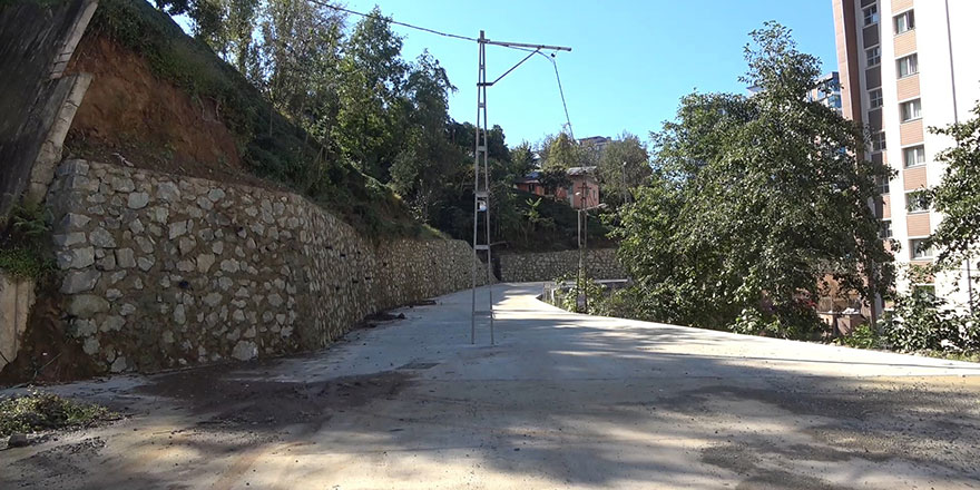 Burası Rize: Elektrik direğini yolun tam ortasında unuttular