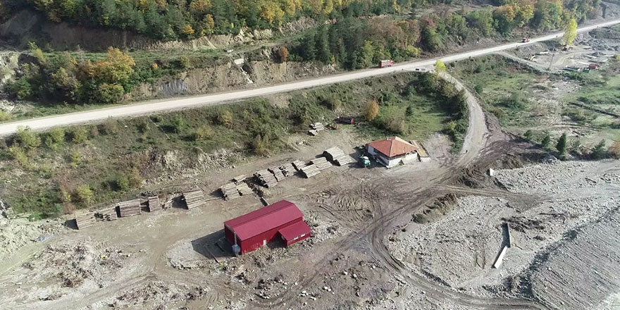 Selde yıkıma yol açan tomruklar dere yatağında