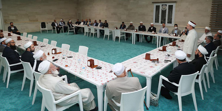 Diyanet İşleri Başkanı kanaat önderleri ile: Çocuklarımıza sürekli dinsizlik aşılanıyor