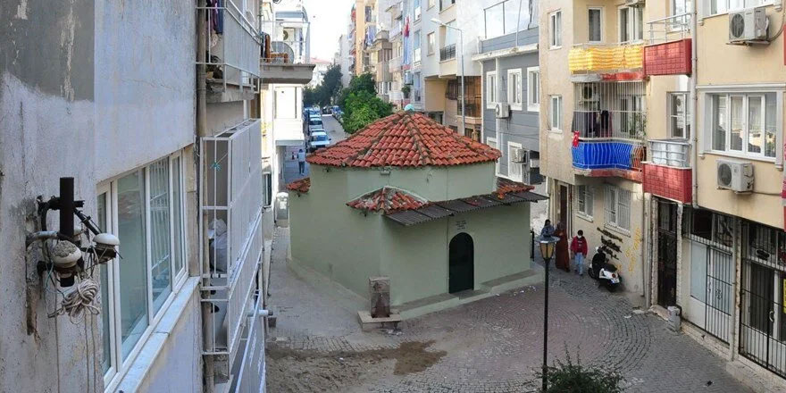 Türbenin yanında dikilen apartmanlar görenleri şaşırtıyor!