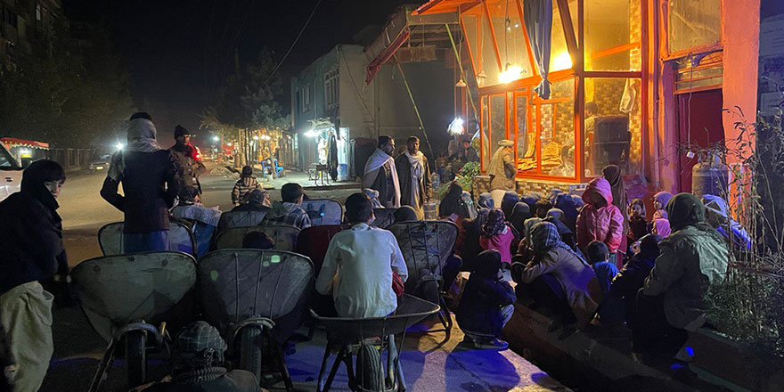 Afganistan'da yoksul halk, fırınların önünde yardım bekliyor