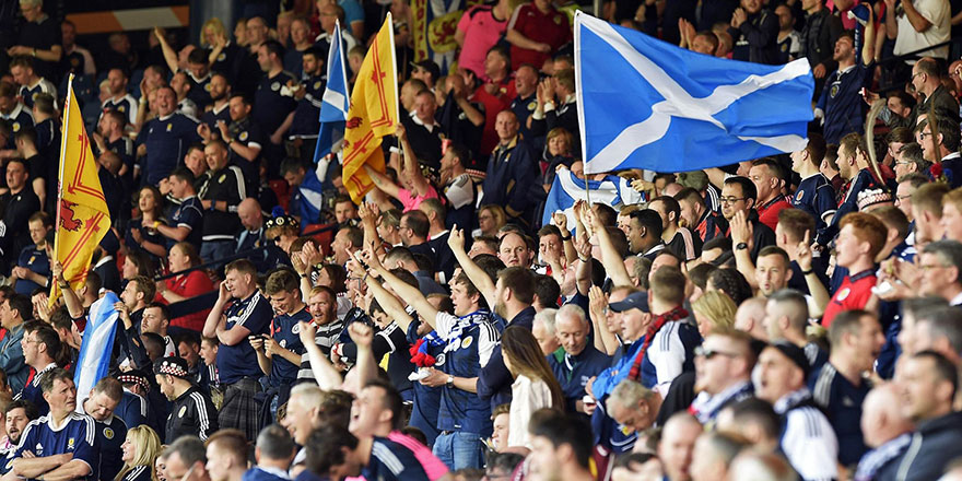 İskoçya taraftarları işgalci İsrail'in milli marşını protesto etti