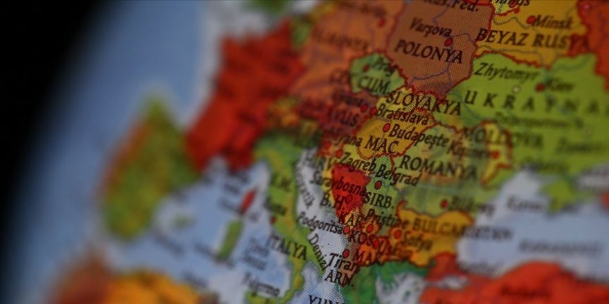 AB Komisyonu'ndan Bosna Hersek'e "üyelik perspektifine dönme" çağrısı