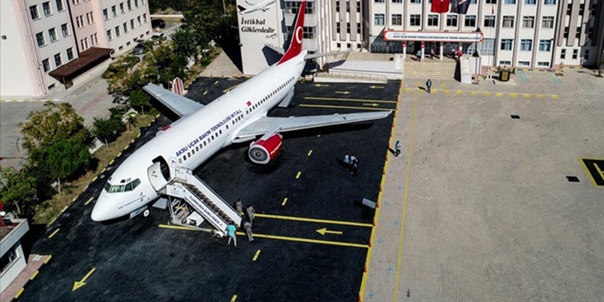 Bahçesinde yolcu ve savaş uçağı olan okul öğrencileri geleceğe hazırlıyor