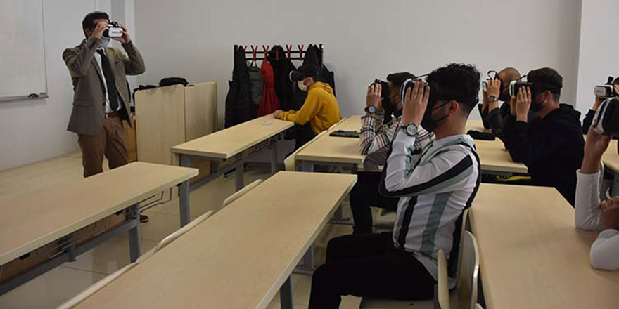 'Sanal gerçeklik gözlüğü' ile ders işliyorlar