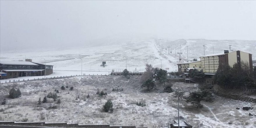 Erciyes Kayak Merkezi'ne kar yağdırıldı