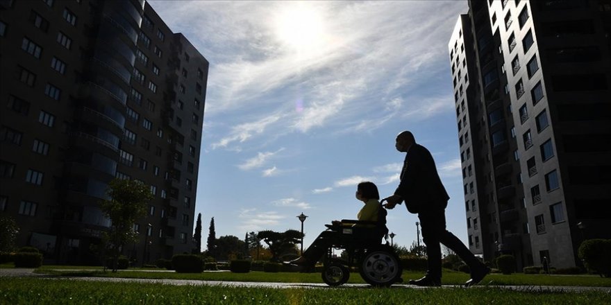 Engelli öğretmeni 5 yıldır eşi tekerlekli sandalyeyle okula götürüyor