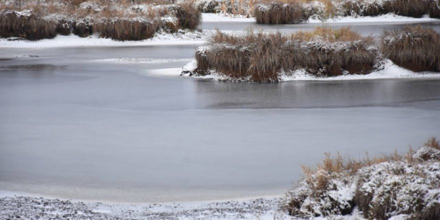 Kars'ta Çalı Gölü dondu
