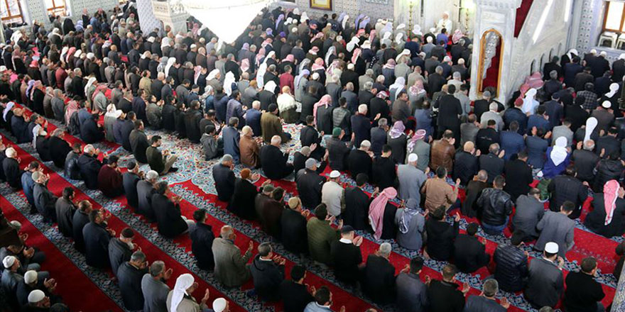 Cuma vakti hutbe okunurken cep telefonuyla ilgilenmenin hükmü