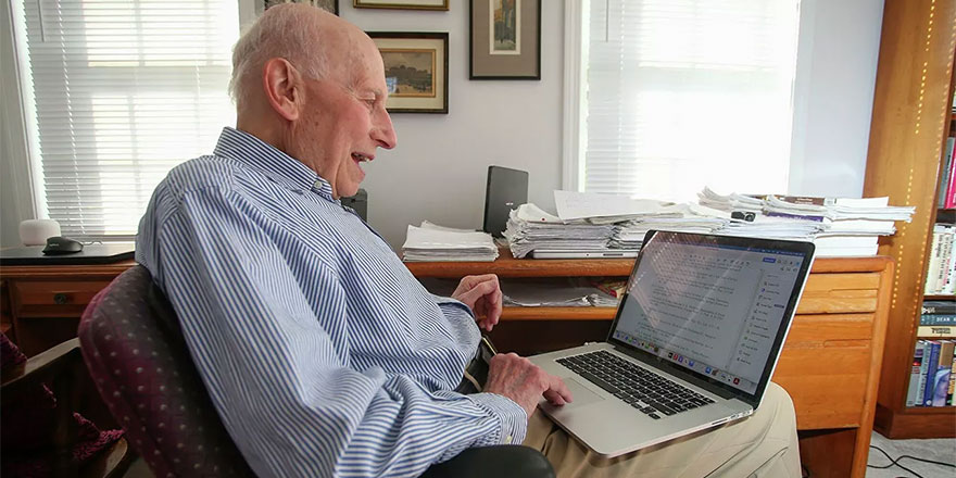 89 yaşındaki emekli doktor, fizik alanında da doktora tamamladı