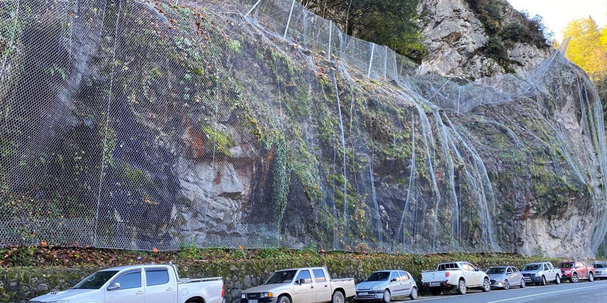 Rize'de 8 bin metrekarelik yamaca çelik ağ örüldü