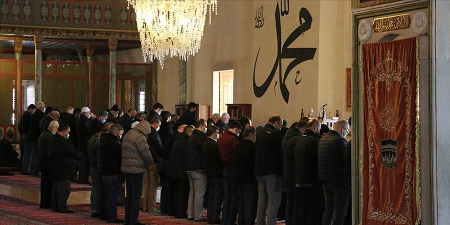 Camilerde normal saf düzeninde namaz kılınmaya başlandı