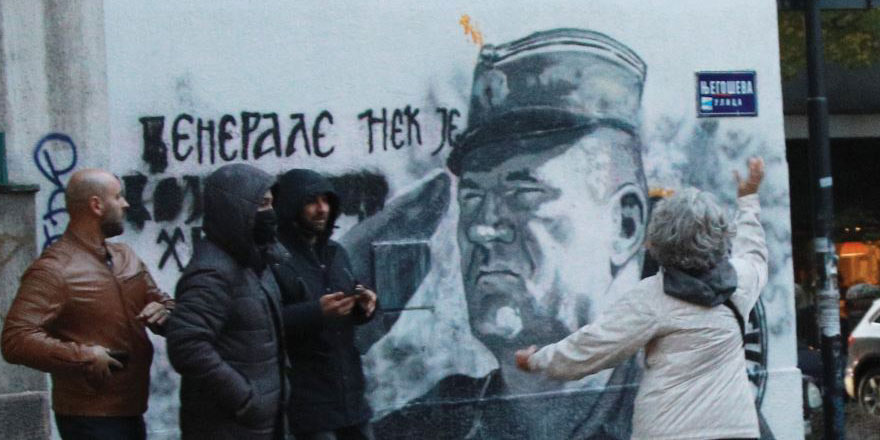 Vicdanı olanlar 'Bosna Kasabı'nın resmini protesto ediyor