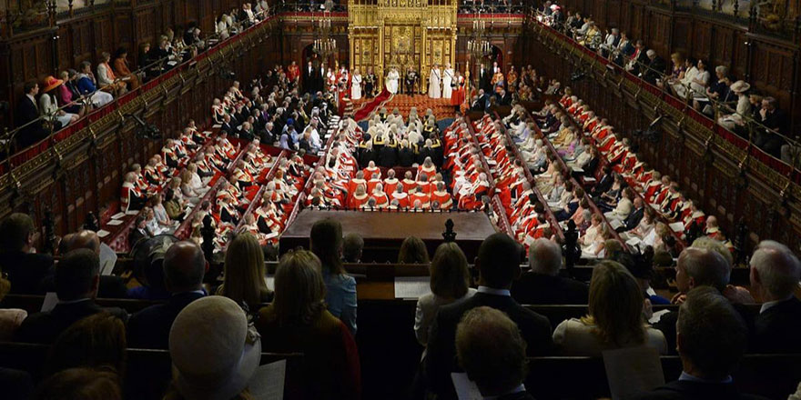 Müslüman doktor kazandı: İngiliz hükümeti özür dilemek zorunda kaldı