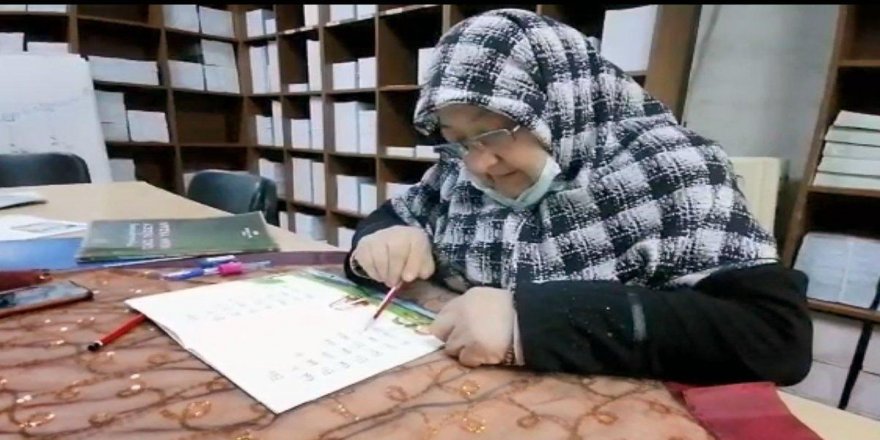 Ehliyet almak için 76 yaşında okuma yazma öğrendi