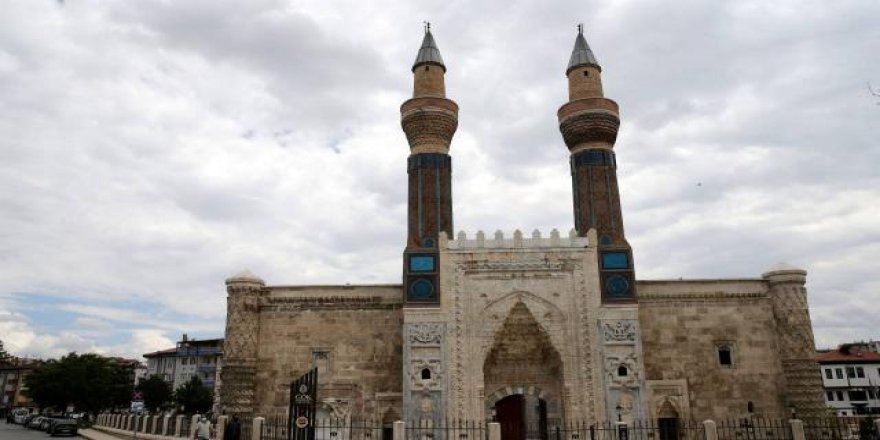 'Mavi medrese' yenilenen yüzüyle kapılarını açtı