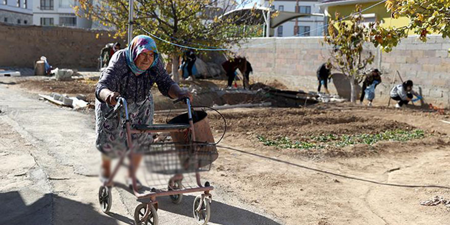 Liseli kızlar 'hayır duası' almak için yaşlıları ziyaret edip bahçelerini temizliyor