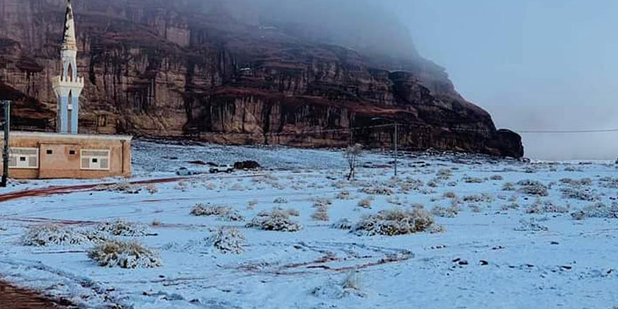 Suudi Arabistan'ın Tureyf şehrine kar yağdırıldı