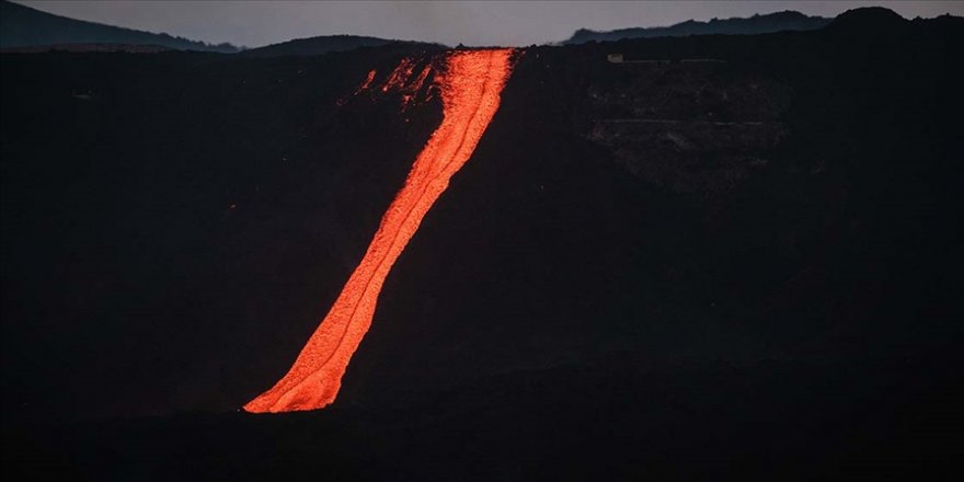 Cumbre Vieja Yanardağı'nın lavları 4. koldan denize ulaştı