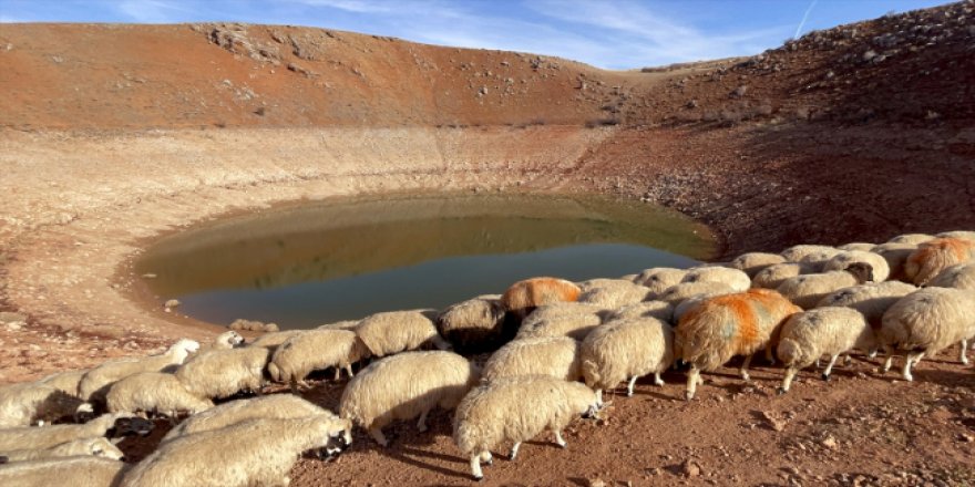 Keban Baraj Gölü'nde dev obruk ortaya çıktı
