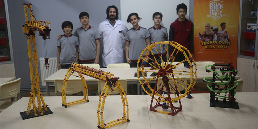 Hafız öğrencilerini bilim adamı olmaları için hazırlıyor
