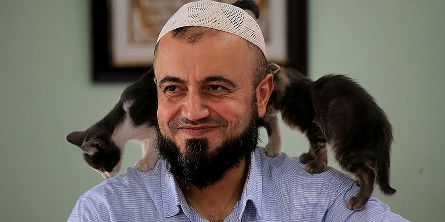 Bu kediler namaz vaktini kolluyor: İmam caminin kapılarını onlara açtı