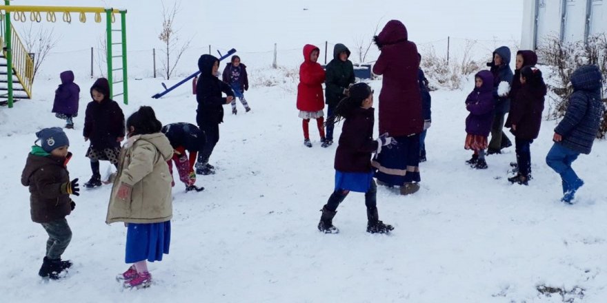 Ağrı beyaz rahmete büründü, öğrenciler keyfini çıkardı
