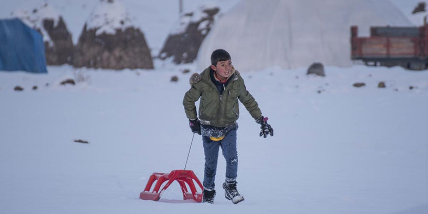 Kars'ta çocukların kızak keyfi