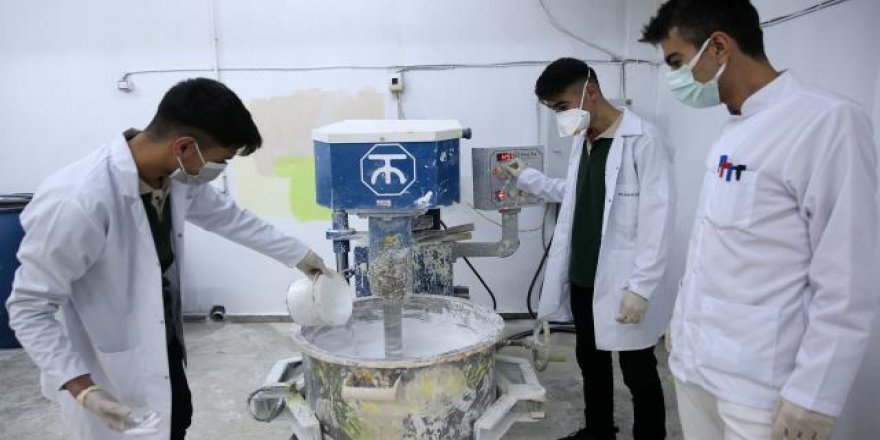 Meslek lisesi öğrencileri ürettikleri boyalarla 323 okulu renklendirdi